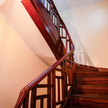 Host Wise - Spacious Comfortable - Balcony Apartment