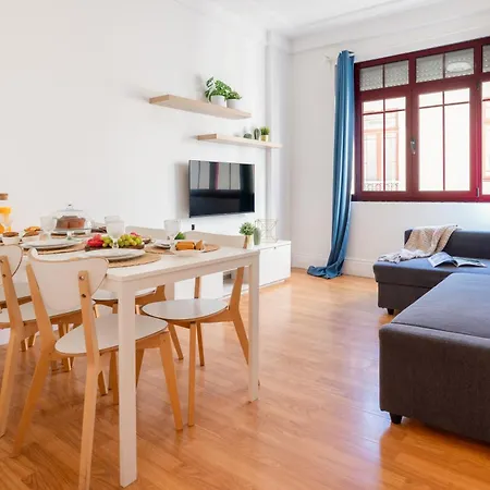 Host Wise - Spacious Comfortable - Balcony Apartment *