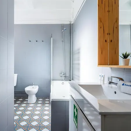 Apartment Host Wise - Spacious Comfortable - Balcony Porto