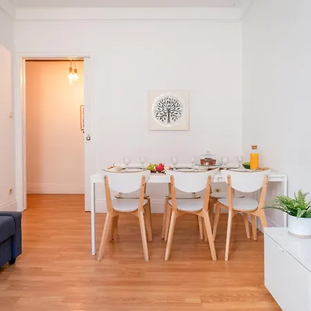 Host Wise - Spacious Comfortable - Balcony Apartment