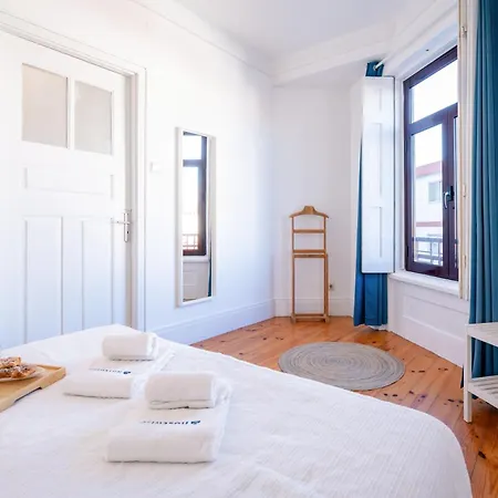 Host Wise - Spacious Comfortable - Balcony Apartment *