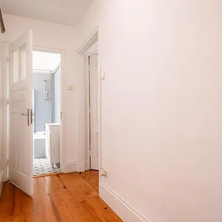 Host Wise - Spacious Comfortable - Balcony Apartment