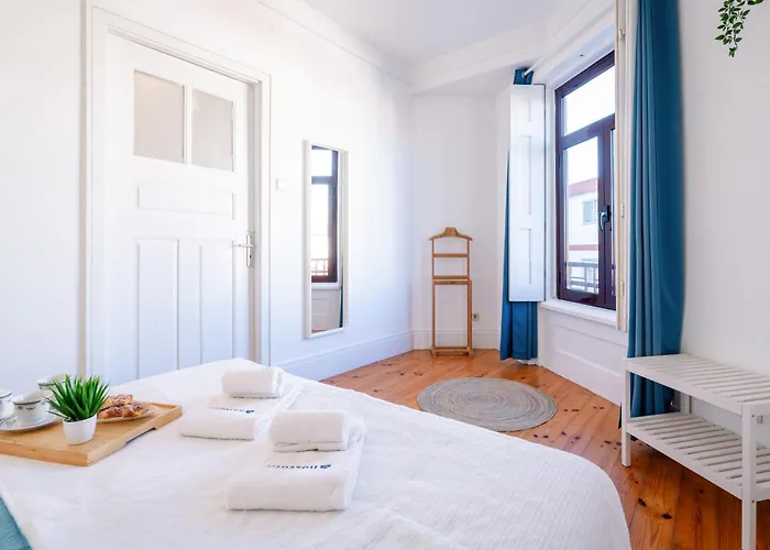 Host Wise - Spacious Comfortable - Balcony Apartman *