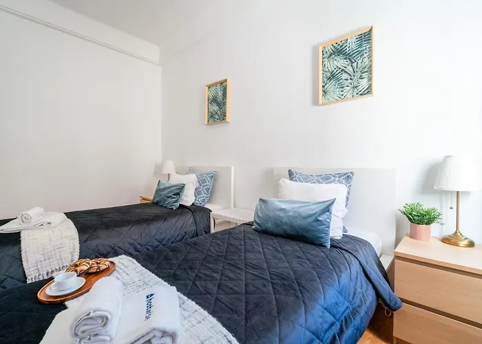 Host Wise - Spacious Comfortable - Balcony Apartman *