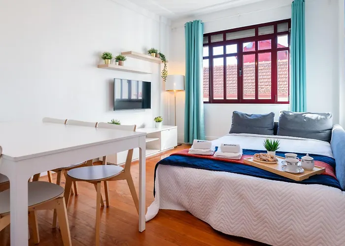 Host Wise - Spacious Comfortable - Balcony Apartman